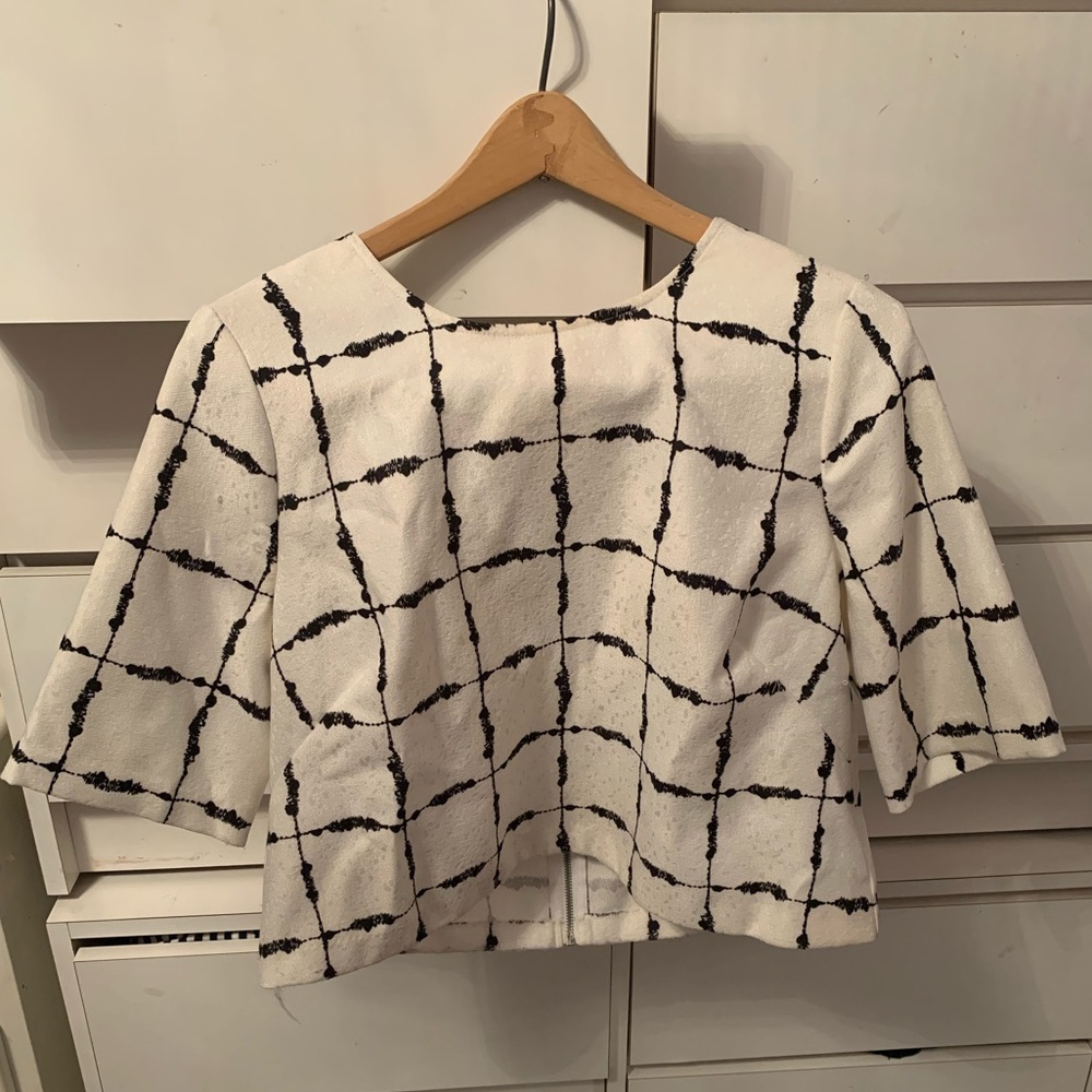 BCBGeneration white and black short sleeve top